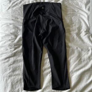Black lululemon wunder under capris mesh sides